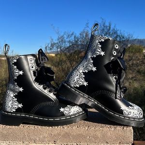 New⁉️ Dr. Martens Pascal Lace Black & White Boho Henna Tattoo Floral Lace Boots